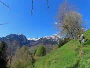 27 Ai verdi prati della Baita Brusada con vista in Cornetta e Corna Piana